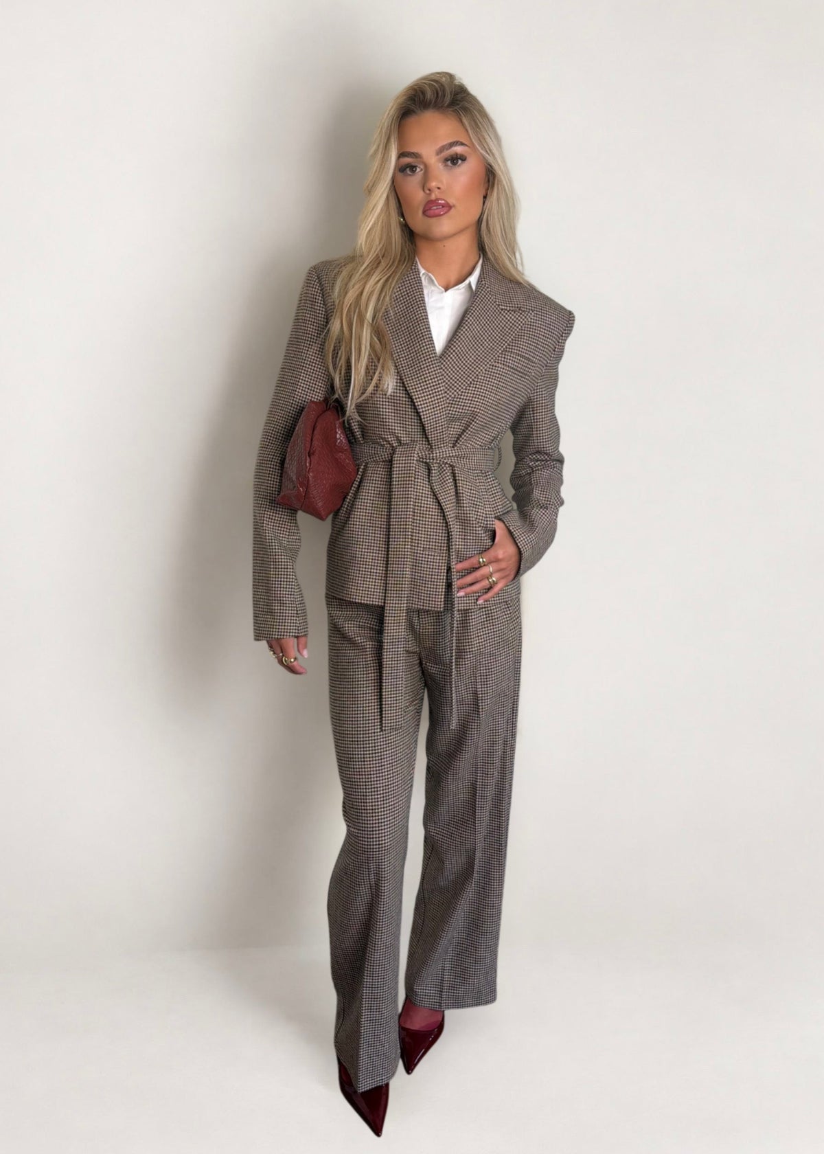 Full-length outfit with the Brock blazer and matching trousers, a waist tie and pointed heels
